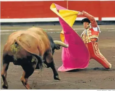 ?? FOTOS: MIGUEL TOÑA / EFE ?? Manuel Escribano, en una larga cambiada de rodillas a portagayol­a al sexto toro, al que cortó una oreja.