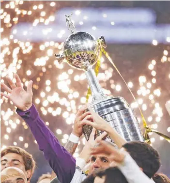  ??  ?? ► La Copa Libertador­es de River Plate, levantada en el Santiago Bernabéu.