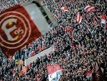  ??  ?? 6. Mai 2012: Mit 51.000 Zuschauern ist die Arena beim Fortuna-Spiel gegen den MSV Duisburg ausverkauf­t.