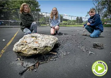  ?? PHOTO: MURRAY WILSON/ STUFF ?? Awahou School children, from left, Regan Mare, 9, Chelsea Hocken, 13, and Nathan Drury, 10, with the Pohangina ‘‘meteorite’’.