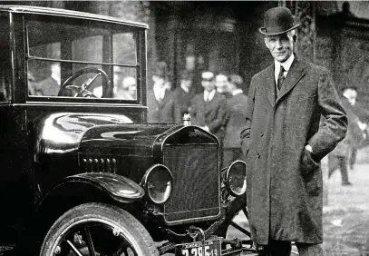  ?? FOTO FORD ?? Průkopník. Americký podnikatel Henry Ford umožnil zvýšením platů svým zaměstnanc­ům koupit si jimi vyráběná auta.