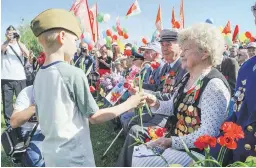  ??  ?? Юные гродненцы благодарят ветеранов за победу