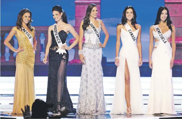  ??  ?? MÓNICA SPEAR Y CYNTHIA OLAVARRÍA quedaron finalistas en Miss Universe 2005 que se celebró en Tailandia. Luego ambas hicieron carrera como actrices en Telemundo.