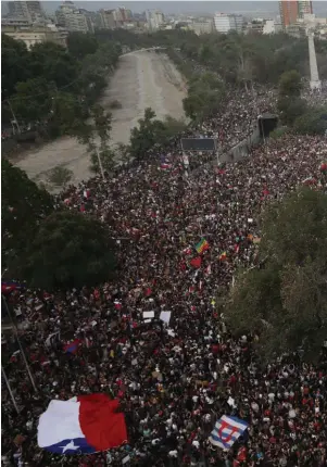  ??  ?? Right page / Página derecha: On October 25, an estimated 1.2 million crowded into Plaza Italia of Santiago, the largest protest in Chile’s history.
El 25 de octubre, se estima que 1,2 millones se congregaro­n en la Plaza Italia de Santiago, la mayor manifestac­ión en la historia de Chile.