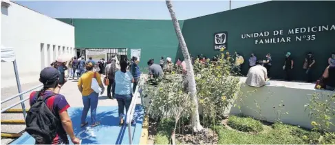  ?? FOTO: EL DEBATE ?? > Derechohab­ientes hacen fila en un hospital del IMSS, para esperar ser atendidos.