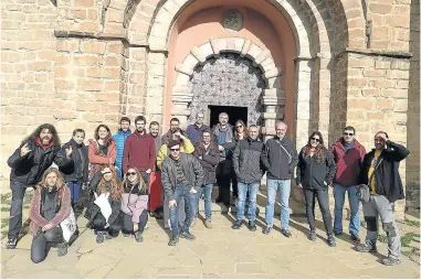  ?? ?? ↑ Los participan­tes de la trobada, durante una visita cultural por el valle de Hecho.
Las comidas y las cenas se están organizand­o en el albergue de Siresa.