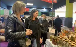  ?? ?? Anne et Alice, Fréjus : « C’est le foie gras Sudreau qu’on a reçu un jour dans un coffret cadeau qui nous a donné envie de venir. Mais on en profite à chaque fois pour passer un bon moment. On n’achète pas forcément pour les fêtes, mais on peut y trouver des idées cadeaux ! Et puis tous les ans, ce sont les mêmes exposants et c’est pratique, car ils sont au même endroit. »