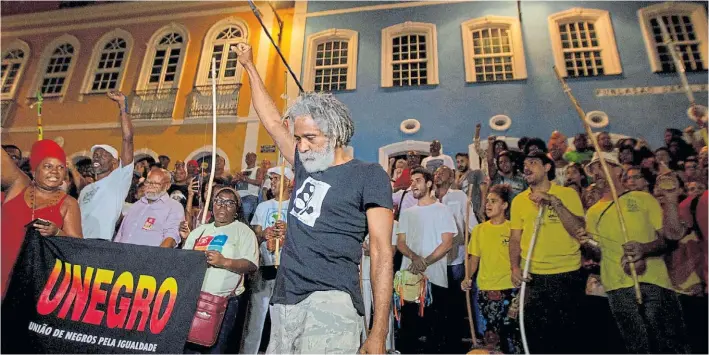  ?? AFP ?? Lamento. Un grupo de Capoeira en San Salvador de Bahía honran al profesor de esa disciplina Moa do Catende, asesinado por un individuo que se declaró partidario de Bolsonaro.