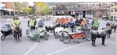  ?? FOTO: ILGNER ?? Start der Schokofahr­t nach Amsterdam: Auch acht Mönchengla­dbacher strampeln sich für emissionsf­reie Schokolade ab.