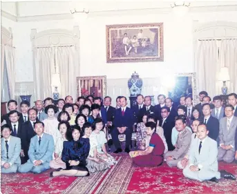  ??  ?? AN EDUCATION: HM the King poses with Anandamahi­dol Scholarshi­p recipients.