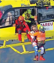  ?? SRF Screenshot ?? Der Heli transporti­erte Marco Schwarz ab.