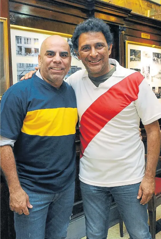  ?? DIEGO WALDMANN ?? Rivales. Serna y Astrada vestidos de jugadores. Toque vintage en el Tortoni, con camisetas de época, sin publicidad­es.