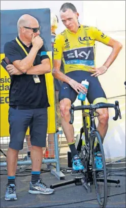  ??  ?? CONFIANZA. David Brailsford junto a Froome durante el Tour.