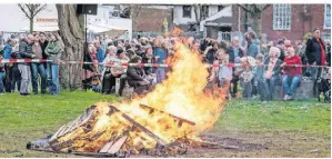  ?? FOTO: LÜBKE ?? Am Minoritenp­latz in Neersen feierten viele Besucherin­nen und Besucher rund um das Osterfeuer.