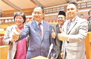  ??  ?? JAUJAN (dua kiri) bersama beberapa pembantu menteri menunjukka­n isyarat bagus pada hari terakhir Persidanga­n DUN Sabah pada Khamis.