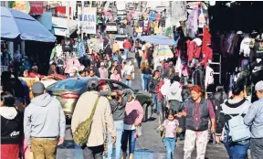  ?? ?? mientras el flujo de paseantes aumenta, los puestos acaparan más las calles y los vehículos continúan circulando