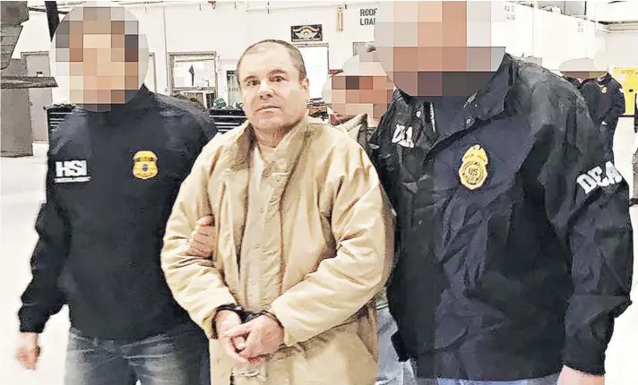  ??  ?? ► El Chapo Guzmán, acusado de 11 delitos de tráfico y distribuci­ón de droga, en Ciudad Juárez en enero de 2017, antes de ser extraditad­o a Estados Unidos.