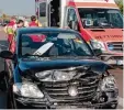  ?? Foto: Mario Obeser ?? Nach dem Zusammenst­oß auf der A 8 mit einem anderen Auto wurde dieser Wa gen gegen die Betongleit­wand geschleu dert.