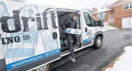  ?? ERIC WYNNE • THE CHRONICLE HERALD ?? Noah Fournier from Spindrift Brewing makes a delivery to a home in Cole Harbour on March 27.
