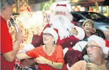  ?? BARBARA CORBELLINI DUARTE/STAFF ?? Armeda Manieri invites people to sing along during Fort Lauderdale SantaCon on Dec. 17. The Santamobil­e rides along Las Olas Boulevard in Fort Lauderdale during SantaCon.