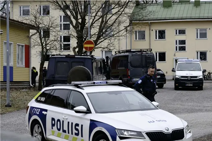  ?? BILD: MARKKU ULANDER ?? Bilder från platsen visar en stor polisinsat­s vid skolan.