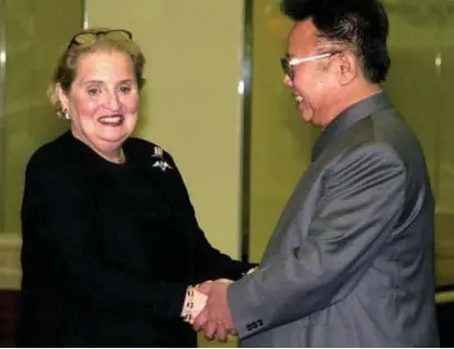 ?? © belgaimage ?? Madeleine Albright, hier als minister van Buitenland­se Zaken, ontmoet Kim Jongil, voorganger van Kim Jongun, op 24 oktober 2000: eerst de weg effenen voor onderhande­lingen.