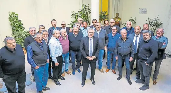  ??  ?? Para la foto. Alberto Fernández y el gobernador Juan Manzur, ayer en el patio de UPCN con parte de la conducción de la central sindical peronista.