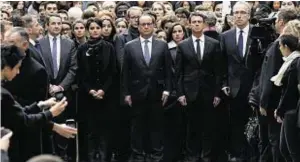  ??  ?? French President Francois Hollande, centre, during aminute of silence in Paris