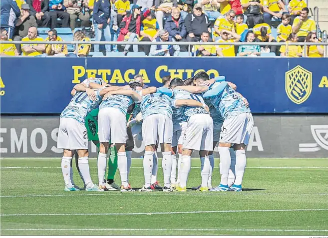  ?? JULIO GONZÁLEZ ?? Los jugadores del Cádiz forman una piña antes del partido contra el Celta.