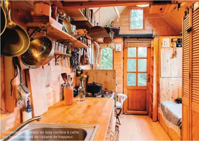  ??  ?? Chaleureux, l’intérieur en bois confère à cette tiny house des airs de cabane de trappeur.