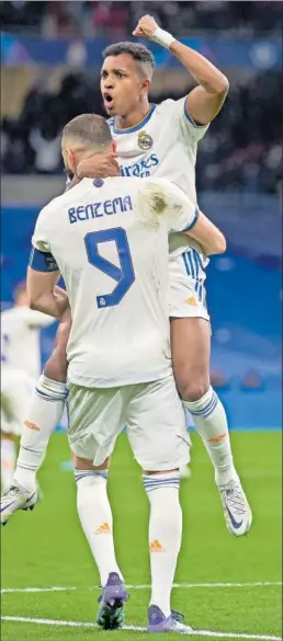  ?? ?? Benzema sube en brazos a Rodrygo tras el 1-3, obra del brasileño.