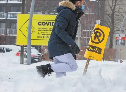  ?? JACQUES NADEAU LE DEVOIR ?? La menace des variants planant toujours, le gouverneme­nt a souligné l’importance de continuer de suivre les mesures en place.