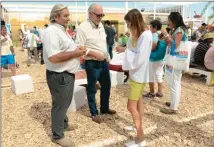  ??  ?? Un buen mate en el Stand Banco Provincia. Curutchet proyectó colocar más de 40 mil millones de pesos al sector durante la cena de Expoagro