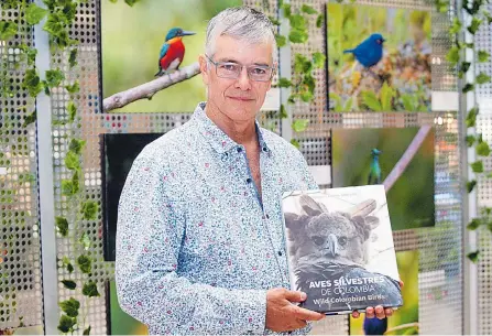  ??  ?? Su obra no se vende en librerías comerciale­s, por lo que si está interesado puede contactar a Rodrigo a través de Instagram: @r_gaviria.