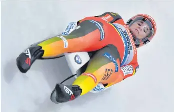  ??  ?? Goldfahrt: Rodlerin Natalie Geisenberg­er auf dem Weg zum Europameis­tertitel in Oberhof.