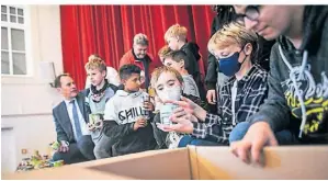  ?? RP-FOTO: ANDREAS BRETZ ?? Auch Stephan Keller (l.) machte sich am Luisen-Gymnasium ein Bild von der Hilfsaktio­n „Eine Dose für Czernowitz“.