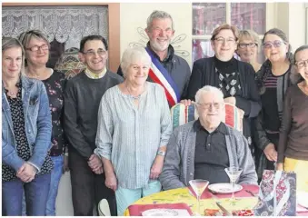  ??  ?? Jean Le Pourhiet entouré par les élus, sa famille et l’équipe soignante a fêté ses 100 ans, vendredi dernier.