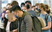  ?? ANTONIO PEREZ/CHICAGO TRIBUNE 2021 ?? Travelers line up in March 2021 to board a flight to Honolulu from Chicago.