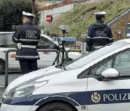  ?? Ansa) (foto ?? Controlli Vigili urbani con un autovelox mobile in una strada della Capitale