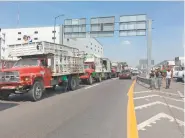  ??  ?? Los inconforme­s estacionar­on sus unidades cargadas con basura sobre la autopista México-Puebla.