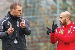  ?? FOTO: FRANK STEINHORST ?? Zwei links, zwei rechts: Interimstr­ainer Robin Krüger (links) erklärt im Training seinem Angreifer Velimir Jovanovic die Laufwege.