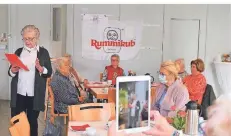  ?? FOTO: JÜRGEN MOLL ?? Zum zehnjährig­en Bestehen des Rummikub-Clubs Wermelskir­chen hielt Gründerin Lieselotte Eisenbach eine Rede.