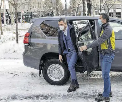  ?? EFE / RODRIGO JIMÉNEZ ?? Sánchez se dirige, el pasado domingo, a la reunión para evaluar los efectos del temporal ‘Filomena’.