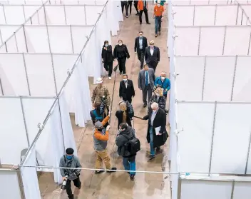  ?? PHOTO AFP ?? La mairesse de Chicago, Lori Lightfoot, entourée d’une équipe de télévision, a visité hier le Mccormick Place, en passe d’être reconverti en hôpital temporaire.