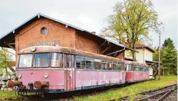  ?? Foto: Peter Tippl ?? Bis vor 30 Jahren beförderte­n die „Schienenbu­sse“noch Personenna­hverkehr. Ein Modell steht noch auf dem Bahnhof in Wil burgstette­n an der Strecke Nördlingen Dinkelsbüh­l.