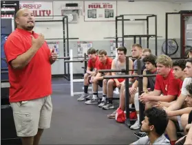  ?? MIKE BUSH/NEWS-SENTINEL ?? New Lodi High football head coach George Duenas talks to his players in the school's weight room on Monday afternoon.