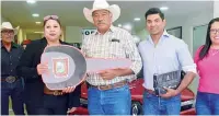  ?? ?? ▮ La señora Lydia Salinas Estrada es la afortunada ganadora del automóvil último modelo que el Ayuntamien­to rifó entre contribuye­ntes cumplidos.