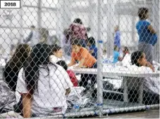  ??  ?? Los niños detenidos por cruzar la frontera permanecen dentro de jaulas en un centro de detencione­s de McAllen, Texas.