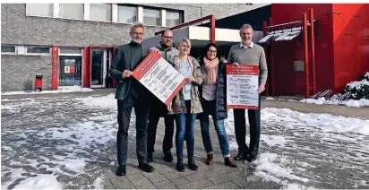  ?? FOTO: FLORA TREIBER ?? Dr. Ralph Bültmann, Tim und Jasmin Tomcin und Cathrin Schmitz sowie Michael Scholz zeigen den Terminplan der Gesundheit­swoche.