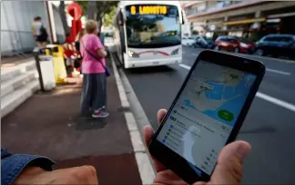  ?? (Photos Jean-François Ottonello) ?? L’applicatio­n permet aussi de connaître l’horaire de passage des bus.